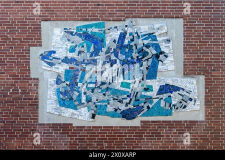 Krefeld, Kunst im öffentlichen Raum: Klaus Never: „Abstraktes Plattenmosaik“ Danziger Platz, 1961, Objekt-Nummer 410 Stockfoto