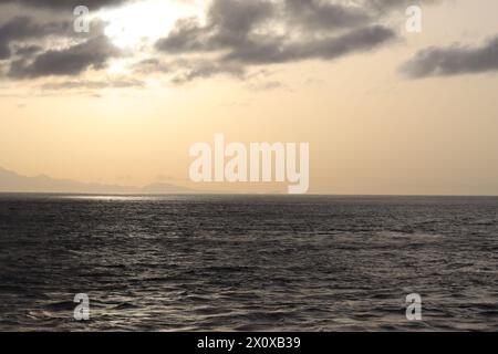 Aufgehende Sonne über dem Atlantik Stockfoto