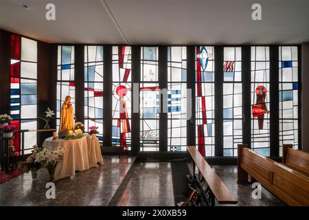 Krefeld, Kunst im öffentlichen Raum: Franziskuskloster, Johannes Richstätter: Fenster in der Kapelle, 1959, Objekt-Nummer 475 Stockfoto