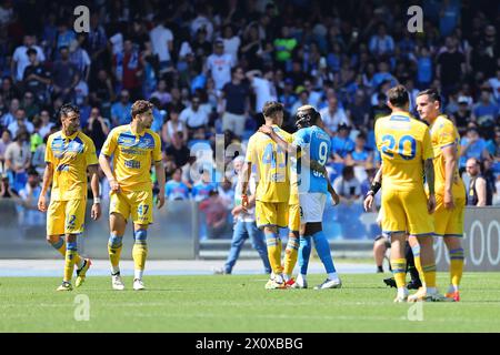 Neapel, Italien. April 2024. Frosinone-Spieler feiern am 14. April 2024 im Diego Armando Maradona Stadion in Neapel (Italien) das Fußballspiel der Serie A zwischen dem SSC Napoli und Frosinone Calcio. Quelle: Insidefoto di andrea staccioli/Alamy Live News Stockfoto