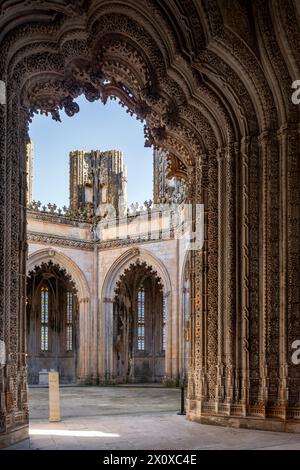 Batalha, Mosteiro da Batalha, Kloster, unvollendete Kapellen, Blick von der Vorhalle in das Oktogon Stockfoto