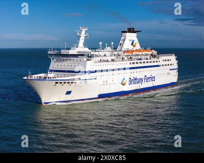 Bretagne ist eine Kanalfähre, die von Brittany Ferries zwischen Portsmouth und St. Malo betrieben wird. Stockfoto