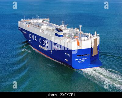 CMA CGM Monaco ist einer von vier mit LNG betriebenen Autotransportern, die von der Eastern Pacific Shipping of Singapore chartern. Stockfoto