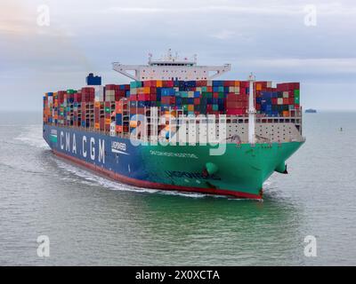 Eine Luftaufnahme des mit LNG betriebenen Ultra Large Containerschiffs CMA CGM Montmatre. Stockfoto