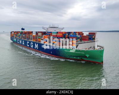 Eine Luftaufnahme des mit LNG betriebenen Ultra Large Containerschiffs CMA CGM Montmatre. Stockfoto