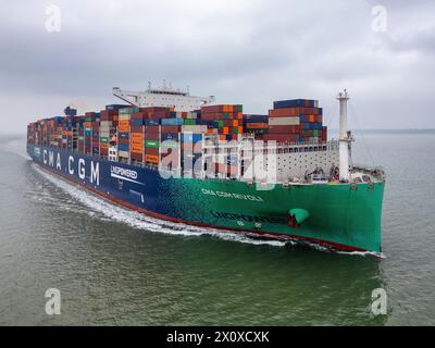 Aus der Vogelperspektive des mit LNG betriebenen Ultra Large Containerschiffs CMA CGM Rivoli. Stockfoto