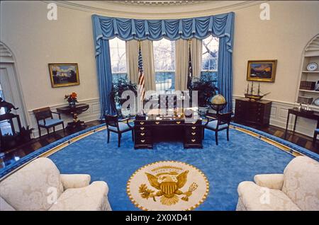 Umgestaltung des Oval Office des Weißen Hauses in Washington, D.C. während der Amtszeit von US-Präsident George HW Bush am 22. Januar 1990.Credit: Susan Biddle / The White House via CNP/SIPA USA Stockfoto