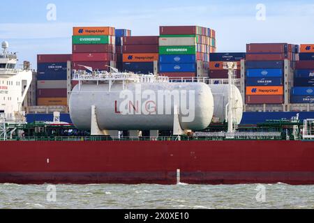 Detailansicht der externen LNG-Kraftstofftanks auf Pacific Coral, einem von 10 LNG-betriebenen Aframax-Rohtankern, die mit Shell Tankers Singapore chartern. Stockfoto