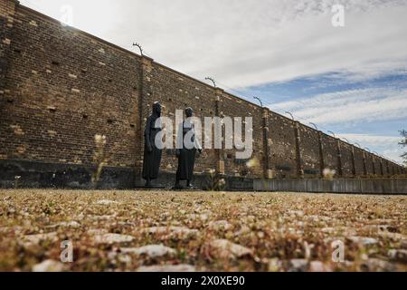 14. April 2024, Brandenburg, Fürstenberg/Havel: Blick auf die Völkermauer während der zentralen Gedenkfeier anlässlich des 79. Jahrestages der Befreiung des Frauenlager Ravensbrück. Foto: Jörg Carstensen/dpa Stockfoto