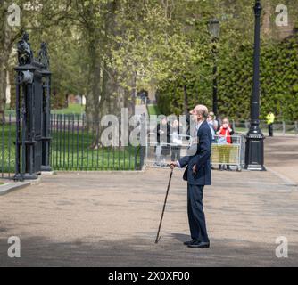 London, Großbritannien. April 2024. Die Regimentsfamilie der Scots Guards versammelte sich am 14. April 2024 zu einer besonderen Parade in Westminster mit seiner Königlichen Hoheit, dem Herzog von Kent, der in diesem Jahr dem Regiment bemerkenswerte 50 Jahre als Colonel gedient hat, zuerst besuchte er einen Gottesdienst in der Guards Chapel, legte einen Kranz am Guards Memorial auf der Horse Guards Road und begrüßte den marsch des Regiments auf dem Vogelkäfig Walk. Quelle: Malcolm Park/Alamy Live News Stockfoto