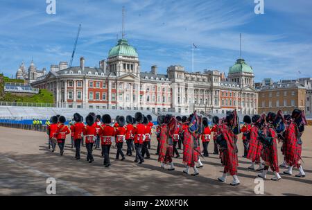 London, Großbritannien. April 2024. Die Regimentsfamilie der Scots Guards versammelte sich am 14. April 2024 zu einer besonderen Parade in Westminster mit seiner Königlichen Hoheit, dem Herzog von Kent, der in diesem Jahr dem Regiment bemerkenswerte 50 Jahre als Colonel gedient hat, zuerst besuchte er einen Gottesdienst in der Guards Chapel, legte einen Kranz am Guards Memorial auf der Horse Guards Road und begrüßte den marsch des Regiments auf dem Vogelkäfig Walk. Quelle: Malcolm Park/Alamy Live News Stockfoto