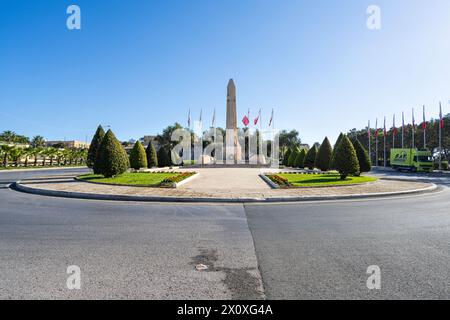 Valletta, Malta, 03. April 2024. Panoramablick auf das Kriegsdenkmal im Stadtzentrum Stockfoto