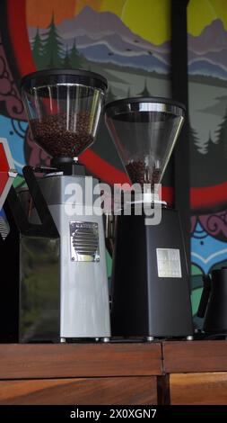 Eine Kaffeemaschine aus Edelstahl, die in einem Café verwendet wird Stockfoto