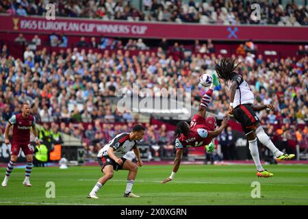 London, England am 14. April 2024. West Ham United ist die beste Chance in der ersten Halbzeit, als Mohammed Kudus von West Ham United am 14. April 2024 einen Overhead-Kick während des Premier League-Spiels zwischen West Ham United und Fulham im London Stadium im Queen Elizabeth Olympic Park in London, England anstrebt. Foto von Phil Hutchinson. Nur redaktionelle Verwendung, Lizenz für kommerzielle Nutzung erforderlich. Keine Verwendung bei Wetten, Spielen oder Publikationen eines einzelnen Clubs/einer Liga/eines Spielers. Quelle: UK Sports Pics Ltd/Alamy Live News Stockfoto