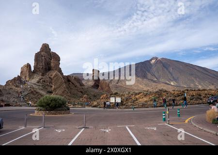 Teneriffa, Spanien - 04.12.2023: Parkplatz bei Roque Cinchado mit Teide im Hintergrund im Teide Nationalpark, Kanarische Inseln Stockfoto