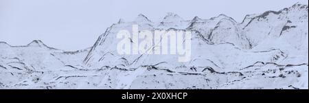 Schneebedeckte Hügel im Badlands-Nationalpark in South Dakota. Stockfoto