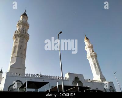 Turm einer Moschee in Medina, Saudi-Arabien am Morgen mit grauem Himmel Stockfoto