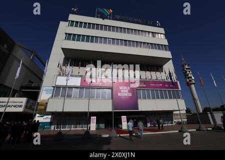 Verona, Italien. April 2024. Vinitaly 2024, Bandschnitt mit den Ministern Francesco Lollobrigida, Antonio Tajani, Adolfo Urso, Gennaro Sangiuliano und mit dem Gouverneur von Veneto Luca Zaia vier Tage in Verona für die 56. Ausgabe hat mehr als 4 Tausend ausstellende Unternehmen, in 17 Pavillons, was 100 Tausend Nettoquadrate von Ständen entspricht. Quelle: Unabhängige Fotoagentur/Alamy Live News Stockfoto