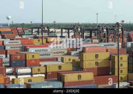 Verstaute bunte Container von verschiedenen Verladern, die sich im Frachtterminal des Hafens Houston befinden und für die Beladung auf Schiffen bereit sind. Stockfoto