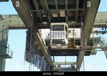 Weiße Kabine mit grünem Portalkran, der von Stevedores im Containerterminal Houston betrieben wird. Stockfoto