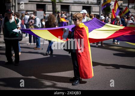 Madrid, Madrid, Spanien. April 2024. Eine Frau mit einer spanischen republikanischen Flagge um den Hals, während des marsches zum 93. Jahrestag der Zweiten Spanischen republik, durch die Straßen Madrids unter dem Motto "Dritte Republik". Die zweite spanische republik wurde am 14. April 1931 ausgerufen und 1936 durch einen Staatsstreich unterbrochen. was zu drei Jahren Bürgerkrieg führte. (Kreditbild: © Luis Soto/ZUMA Press Wire) NUR REDAKTIONELLE VERWENDUNG! Nicht für kommerzielle ZWECKE! Stockfoto