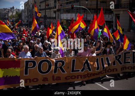 Madrid, Madrid, Spanien. April 2024. Hunderte von Menschen mit Spruchbändern und spanischen republikanischen Fahnen während des marsches des 93. Jahrestages der Zweiten Spanischen republik durch die Straßen Madrids unter dem Motto "Dritte Republik".die zweite spanische republik wurde am 14. April 1931 ausgerufen und 1936 durch einen Staatsstreich unterbrochen, was zu drei Jahren Bürgerkrieg führte. (Kreditbild: © Luis Soto/ZUMA Press Wire) NUR REDAKTIONELLE VERWENDUNG! Nicht für kommerzielle ZWECKE! Stockfoto