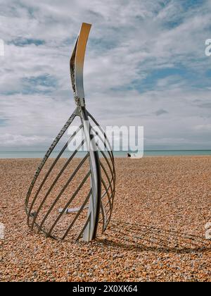 The Landing - eine normannische Long Boat Skulptur steigt aus Der von Leigh geschaffene Kiesel am Stade Hastings Strand Dyer in Hastings Old Town Sussex Großbritannien Stockfoto