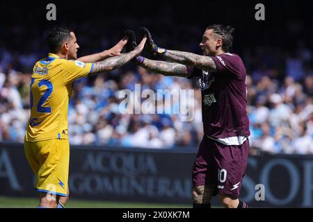 Neapel, Italie. April 2024. Emanuele Valeri und Stefano Turati von Frosinone feiern während des italienischen Meisterschaftsspiels Serie A zwischen SSC Napoli und Frosinone Calcio am 14. April 2024 im Stadio Diego Armando Maradona in Neapel, Italien - Foto Federico Proietti/DPPI Credit: DPPI Media/Alamy Live News Stockfoto