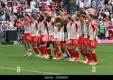 MÜNCHEN, Deutschland - 13. April 2024: Die Bayern - Spieler feiern mit den Fans den Sieg vor der Suedkurve, Celebration of Fans with the Players, Aleksandar Pavlovic, Jamal Musiala, Mathys Tel, Eric Dier, Sven Ulreich, Alphons Davies, Dayot Upamecano, Raphael Guerreiro, Mascot Berni, Daniel Peretz, Harry Kane, Leon GORETZKA, Noussair Mazraoui, Minjae KIM, 25 Thomas MÜLLER, Müller, Konrad Laimer, Joshua Kimmich während des Bundesliga-Fußball-Spiels zwischen dem FC Bayern München und 1. FC KOELN, KÖLN in der Allianz Arena in München am 13. April 2024, Deutschland. DFL, Fussball, 2:0 (Foto und Copyright @ Stockfoto