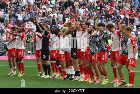 MÜNCHEN, Deutschland - 13. April 2024: Die Bayern - Spieler feiern mit den Fans den Sieg vor der Suedkurve, Celebration of Fans with the Players, Aleksandar Pavlovic, Jamal Musiala, Mathys Tel, Eric Dier, Sven Ulreich, Alphons Davies, Dayot Upamecano, Raphael Guerreiro, Mascot Berni, Daniel Peretz, Harry Kane, Leon GORETZKA, Noussair Mazraoui, Minjae KIM, 25 Thomas MÜLLER, Müller, Konrad Laimer, Joshua Kimmich während des Bundesliga-Fußball-Spiels zwischen dem FC Bayern München und 1. FC KOELN, KÖLN in der Allianz Arena in München am 13. April 2024, Deutschland. DFL, Fussball, 2:0 (Foto und Copyright @ Stockfoto