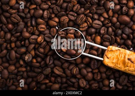 Gemahlener Kaffee, Bohnen, Kaffeemaschine und Gewürze Stockfoto