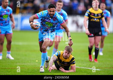 Wigan Warriors' Bevan French (links) bricht frei, um im Viertelfinale des Betfred Challenge Cup im Bending-A-hose-Jungle in Castleford den dritten Versuch des Spiels zu erzielen. Bilddatum: Sonntag, 14. April 2024. Stockfoto