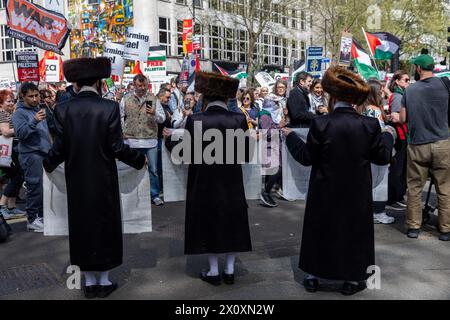 London, Großbritannien. April 2024. Drei ultra-orthodoxe Juden aus Neturei Karta stehen neben der Route von Zehntausenden pro-palästinensischer Demonstranten, die an einem Marsch für Palästina teilnehmen, um einen dauerhaften Waffenstillstand in Gaza und ein Embargo für britische Waffenverkäufe an Israel zu fordern. Die Veranstaltung wurde von der palästinensischen Solidaritätskampagne, der Stop the war Coalition, den Friends of Al-Aqsa, der Muslimischen Vereinigung Großbritanniens, dem Palästinensischen Forum in Großbritannien und der CND organisiert. Quelle: Mark Kerrison/Alamy Live News Stockfoto