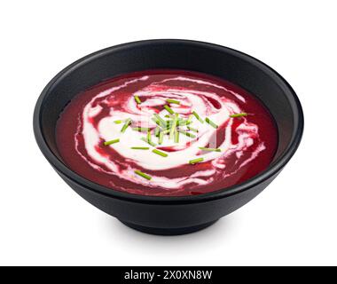 Rote Bete-Suppe in schwarzer Schüssel isoliert auf weißem Hintergrund, volle Schärfentiefe, Verpackungsdesign-Element Stockfoto