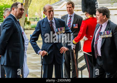 London, Großbritannien. April 2024. Der Herzog von Kent kommt zu der Black Sunday Parade der Scots Guards in seinem 50. Jahr als Oberst des Regiments. Die Parade fand in der Guards Chapel, dem Guards Memorial und der Wellington Barracks in Westminster statt. Der schwarze Sonntag ist ein Höhepunkt des Jahres für das Regiment, dessen Geschichte bis ins Jahr 1642 zurückreicht. Es ist ihr jährlicher Gedenkgottesdienst am Sonntag und die Parade, wenn sie all jenen Tribut zollen, die zuvor schon einmal gegangen sind, Credit: Guy Bell/Alamy Live News Stockfoto