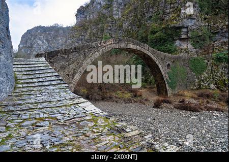 Blick auf die traditionelle Steinbrücke Kokkorou in der Nähe des Dorfes Kipi in Zagori von Epirus, Griechenland Stockfoto