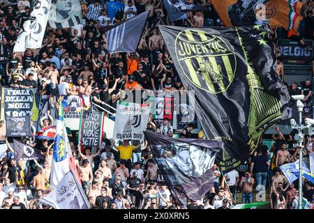 Turin, Italien. April 2024. Die Fans des Juventus FC sahen beim Fußballspiel der Serie A 2023/24 zwischen dem FC Torino und dem FC Juventus im Stadio Olimpico Grande Torino bejubelt. Endpunktzahl: Turin 0:0 Juventus. (Foto: Fabrizio Carabelli/SOPA Images/SIPA USA) Credit: SIPA USA/Alamy Live News Stockfoto