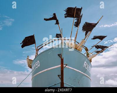 Schwarzer Kunststoff Müllbeutel selbst gemacht Angeln Marker schwimmt / Bojen auf einem Fischerboot in Hastings in Sussex England GB Stockfoto