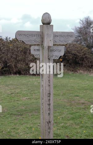 Ein hölzerner Wegweiser am South Downs Way in der Nähe von Ditchling, East Sussex Stockfoto