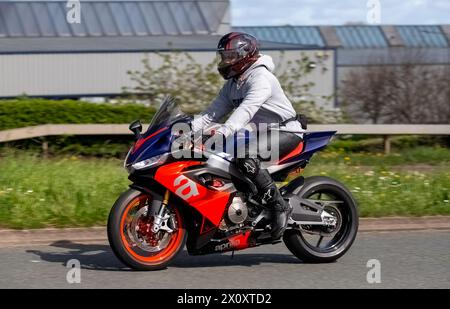 Milton Keynes, Großbritannien - 14. April 2024: Aprilia Motorrad fährt auf einer britischen Straße Stockfoto