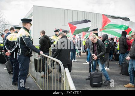 April 2024. Eine große Menge Demonstranten versammelte sich am Sonntag am Flughafen Shannon, um gegen die anhaltende militärische Unterstützung der USA für den Völkermord Israels in Gaza zu protestieren. Kredit: Karlis Dzjamko Stockfoto