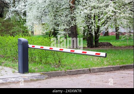 Automatisches Absperrtor, Sicherheitssystem für Gebäude und Autozugangsfahrzeugbarriere Stockfoto