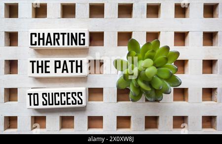 Beschreibung des Weges zum Erfolg, Botschaft auf Holzblöcken und Vintage-Hintergrund mit Blume auf Vintage-Hintergrund Stockfoto