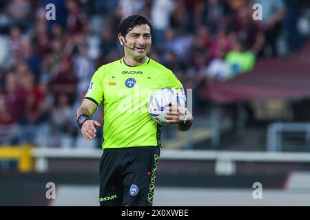 Turin, Italien. April 2024. Der Schiedsrichter Fabio Maresca wurde während des Fußballspiels der Serie A 2023/24 zwischen Torino FC und Juventus FC im Stadio Olimpico Grande Torino gesehen. Endpunktzahl: Turin 0:0 Juventus. (Foto: Fabrizio Carabelli/SOPA Images/SIPA USA) Credit: SIPA USA/Alamy Live News Stockfoto