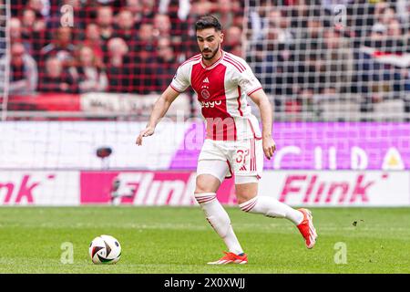 AMSTERDAM, NIEDERLANDE - 14. APRIL: Josip Sutalo vom AFC Ajax dribbelt während des niederländischen Eredivisie-Spiels zwischen AFC Ajax und FC Twente in der Johan Cruijff Arena am 14. April 2024 in Amsterdam. (Foto: Andre Weening/Orange Pictures) Stockfoto