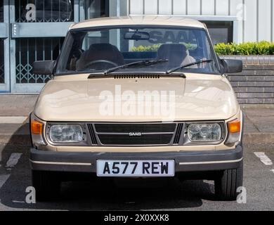 Milton Keynes, UK - 14. April 2024: Oldtimer Saab 99 mit 1984 Cremes Stockfoto