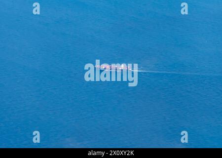 Eine Luftaufnahme eines Offshore-Tankers oder eines Trockenfrachtschiffs, das auf dem Meer segelt. Transport von Gütern auf dem Seeweg. Stockfoto