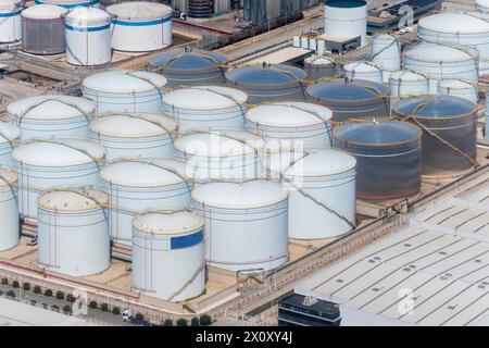 Draufsicht auf die Ölraffinerie und petrochemische Anlage, Öl- und Gasaufbereitungs- und Lagertanks, Industriebereich. Stockfoto