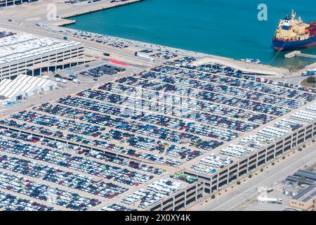 Parkplatz am Hafen von Barcelona, Blick von oben auf die große Anzahl geparkter Autos Stockfoto