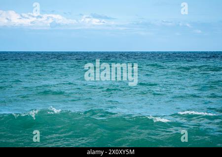 Dunkle Wellen auf dem Meer, ein Sturm nähert sich, bewölkter Himmel, Horizontlinie. Stockfoto